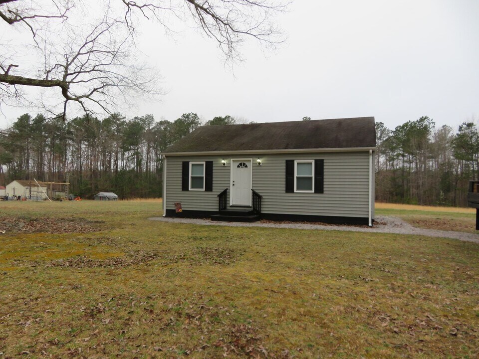 8904 White Oak Church Rd in Wilsons, VA - Building Photo