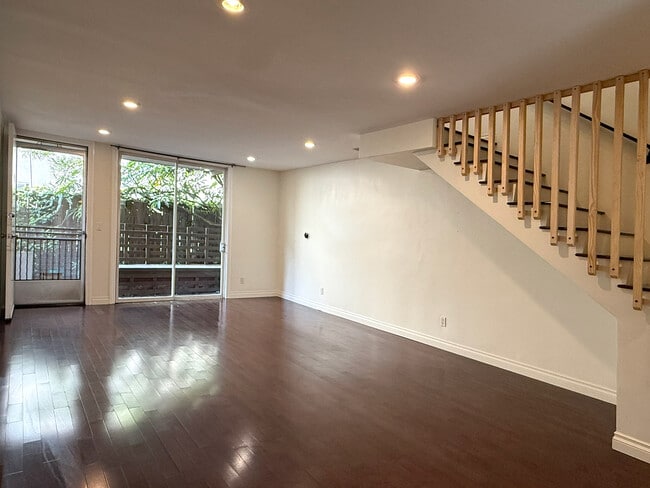 11652 Chenault St in Los Angeles, CA - Building Photo - Building Photo