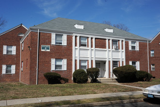 Redfield Village in Metuchen, NJ - Building Photo - Building Photo