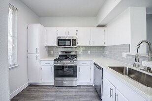 Hidden Valley in Simi Valley, CA - Building Photo