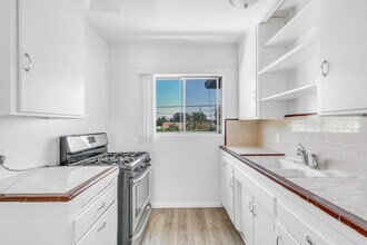 6120 Radford Ave in Los Angeles, CA - Building Photo - Building Photo