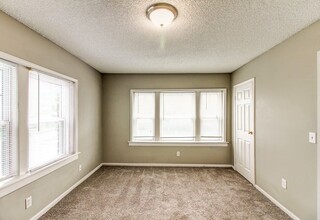 Roanoke Court Apartments in Kansas City, MO - Building Photo - Building Photo