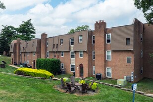 Meadowbrook Apartments in Huntingdon Valley, PA - Building Photo