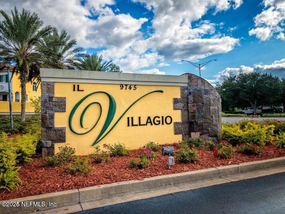 9745 Touchton Rd in Jacksonville, FL - Foto de edificio