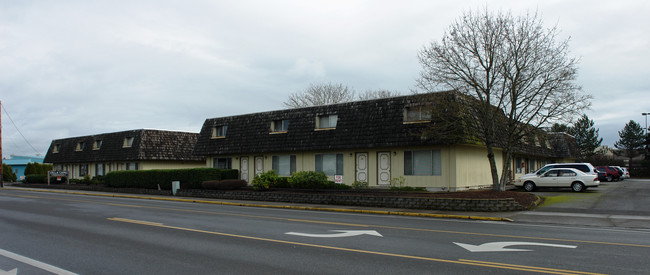 Villa Capri Apartments in Albany, OR - Building Photo - Building Photo