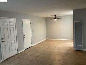 108 E Trident Dr in Pittsburg, CA - Building Photo - Building Photo