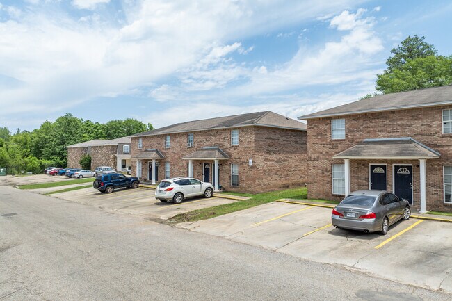 Shenandoah Townhomes in Hattiesburg, MS - Building Photo - Building Photo