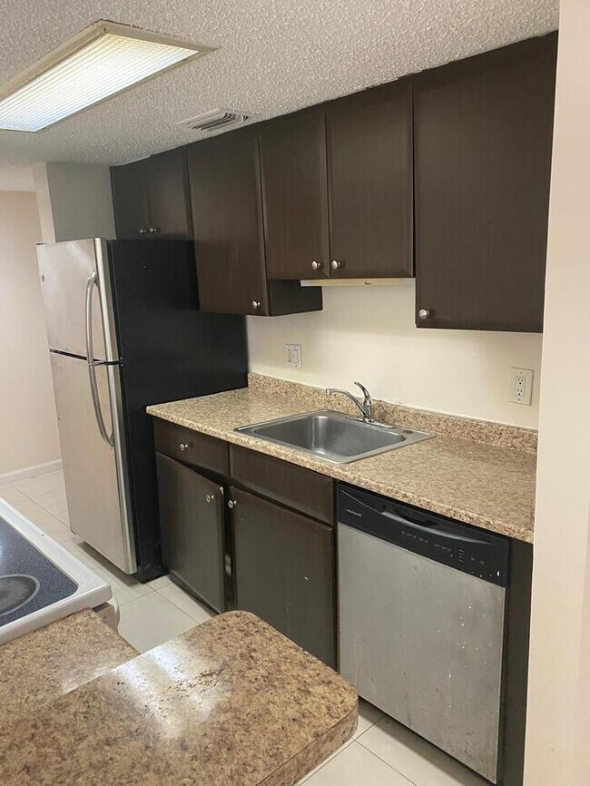 4541 W McNab Rd in Pompano Beach, FL - Building Photo - Building Photo