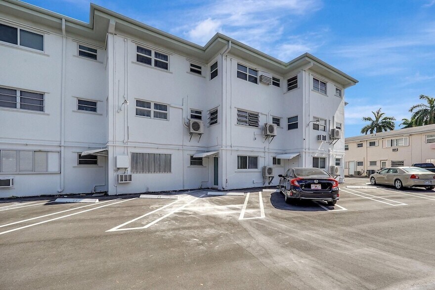 161 NE 10th Ave in Hallandale Beach, FL - Foto de edificio