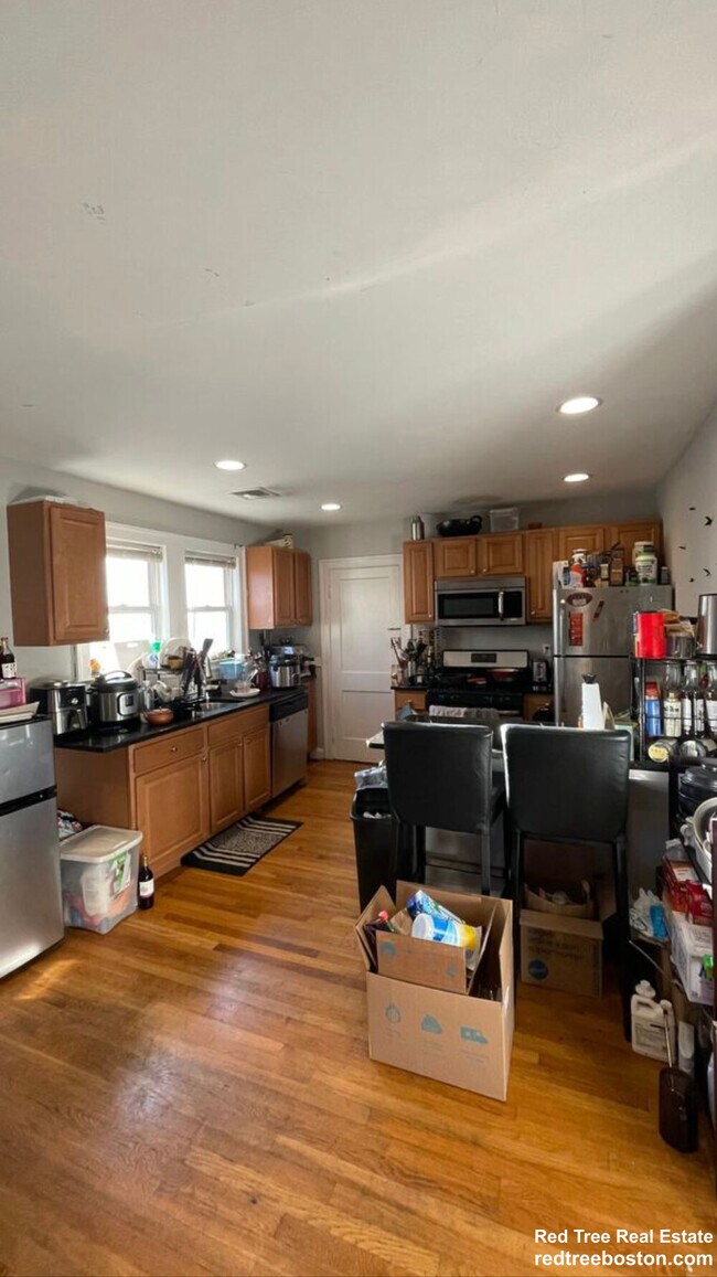 4 Iroquois St, Unit 2 in Boston, MA - Foto de edificio - Building Photo