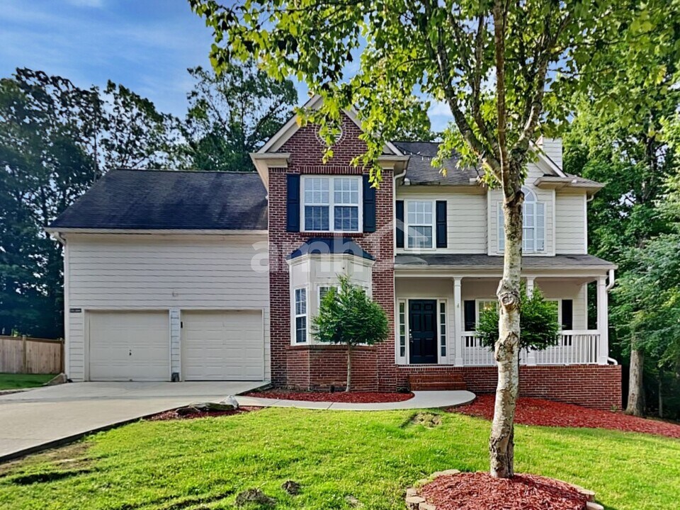 2485 Chandler Grove Dr in Buford, GA - Building Photo