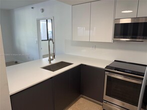 540 Brickell Key Dr, Unit 410 in Miami, FL - Building Photo - Building Photo