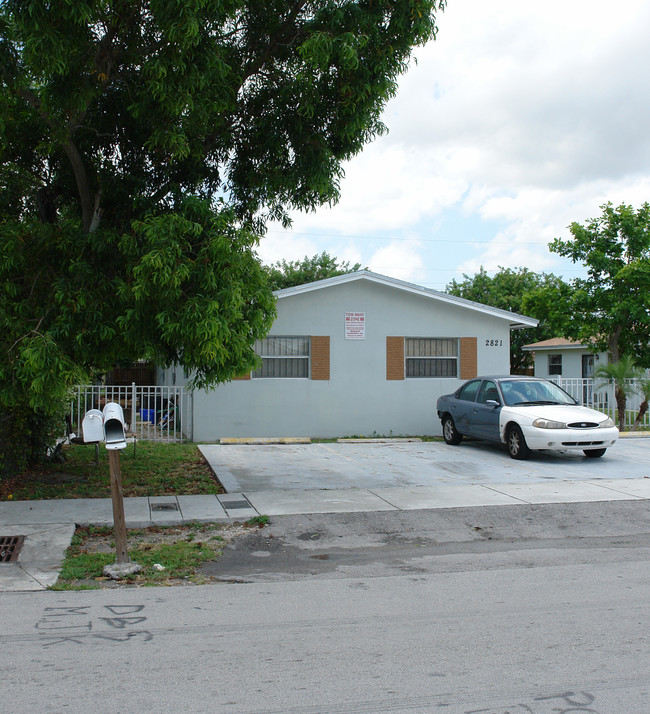 2815-2821 NW 13th Ct in Fort Lauderdale, FL - Building Photo - Building Photo