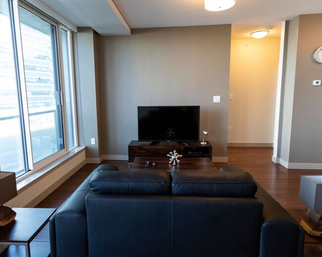 10823 Jasper Ave in Edmonton, AB - Building Photo - Building Photo