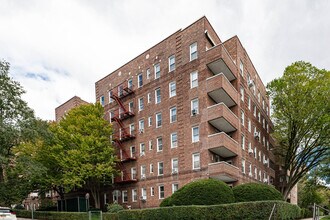 The Georgian House in Jamaica, NY - Foto de edificio - Building Photo