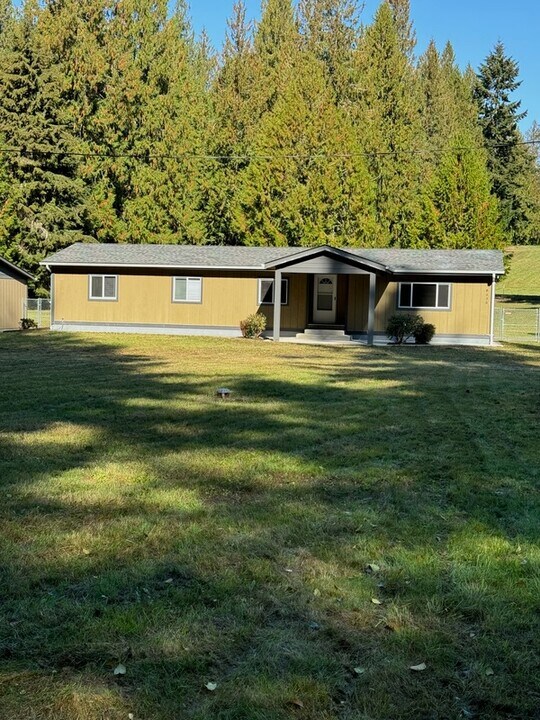 8530 Rathbun Rd SE in Yelm, WA - Foto de edificio