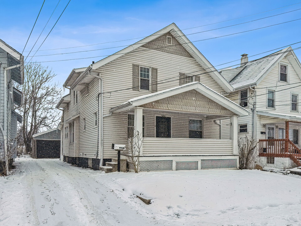 904 Columbia Ave in Akron, OH - Building Photo