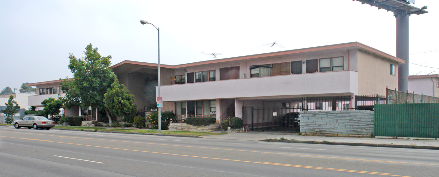 La Cienega Plaza in Los Angeles, CA - Building Photo