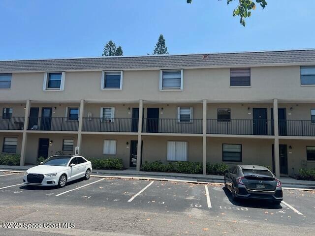 1030 Pine Tree Dr in Indian Harbour Beach, FL - Foto de edificio