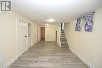 711 Dunlop St W in Whitby, ON - Building Photo - Building Photo