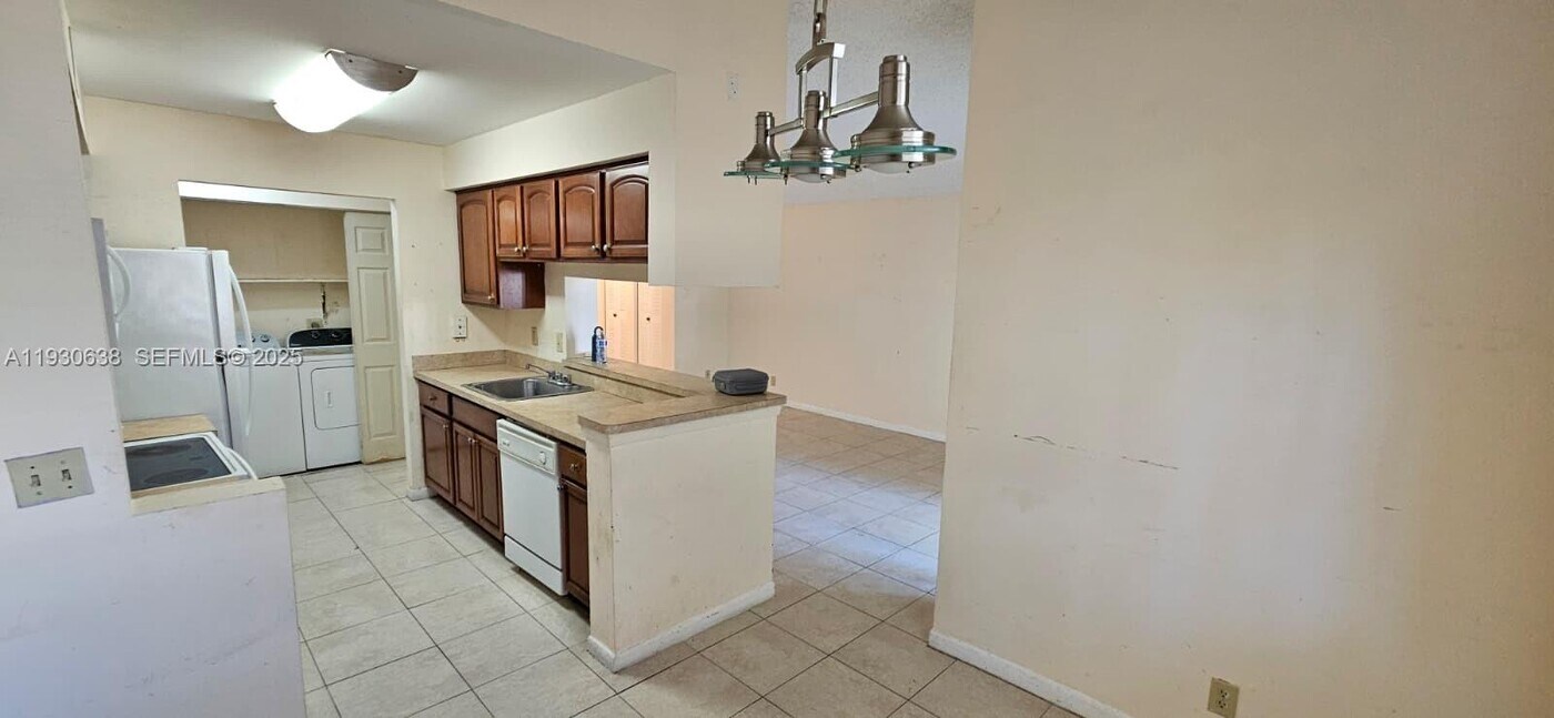 9877 Westview Dr in Coral Springs, FL - Building Photo