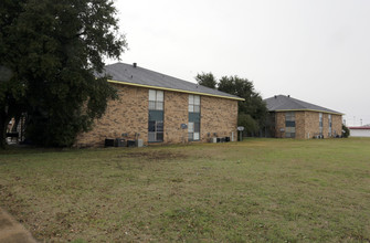 Town North Villa Apartments in Terrell, TX - Building Photo - Building Photo