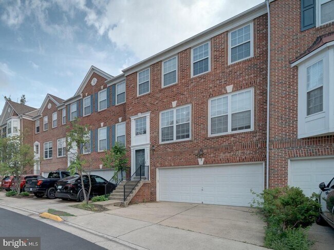 13088 Rose Petal Cir in Herndon, VA - Building Photo - Building Photo