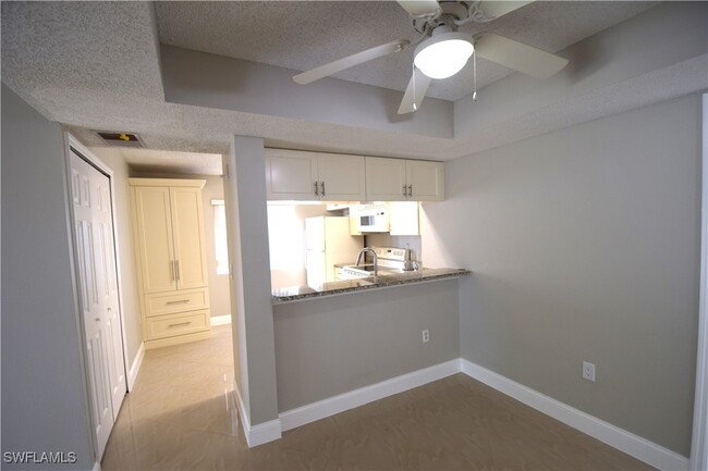 3405 Winkler Ave in Ft. Myers, FL - Foto de edificio - Building Photo