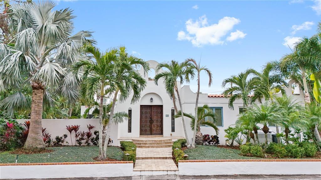 220 14th Ave NE in St. Petersburg, FL - Building Photo