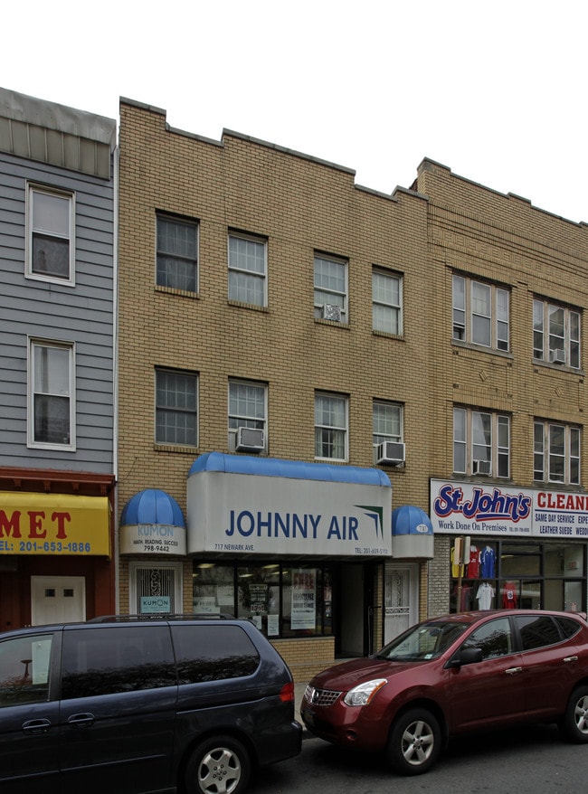 717 Newark Ave in Jersey City, NJ - Foto de edificio - Building Photo