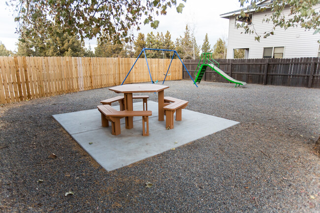 ST. JAMES SQUARE in Bend, OR - Foto de edificio - Building Photo