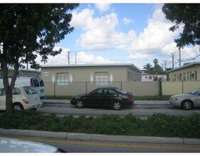 Carden in Hialeah, FL - Foto de edificio - Building Photo