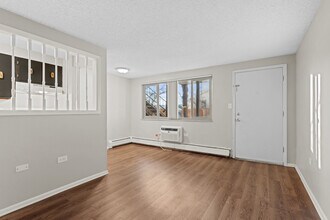 Pearl Court Apartments in Englewood, CO - Foto de edificio - Building Photo