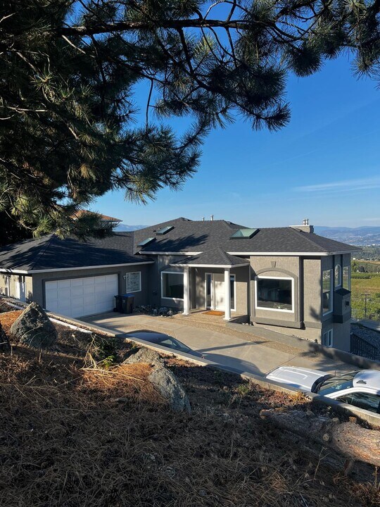 845 Toovey Rd in Kelowna, BC - Building Photo