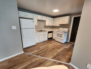 Robert Drive Apartments in North Tonawanda, NY - Building Photo - Interior Photo