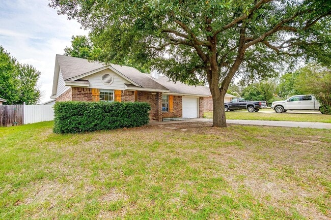 1014 Oakchase Ct in Azle, TX - Building Photo - Building Photo