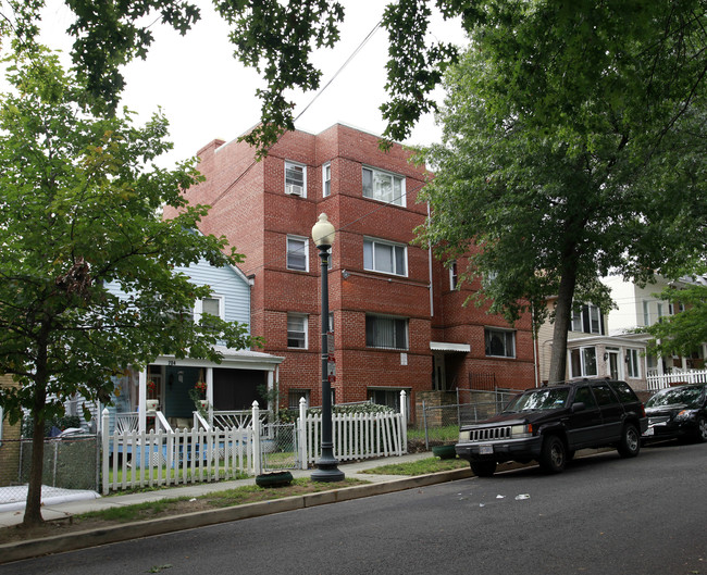 710 Jefferson St Apartments in Washington, DC - Foto de edificio - Building Photo