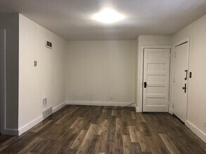 104 W Hudson St-Unit -Apartment B in Pittsburg, KS - Building Photo - Building Photo