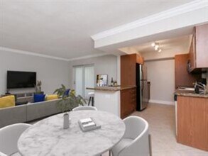 4001 NE 21st Ave, Unit 207 in Fort Lauderdale, FL - Foto de edificio - Building Photo