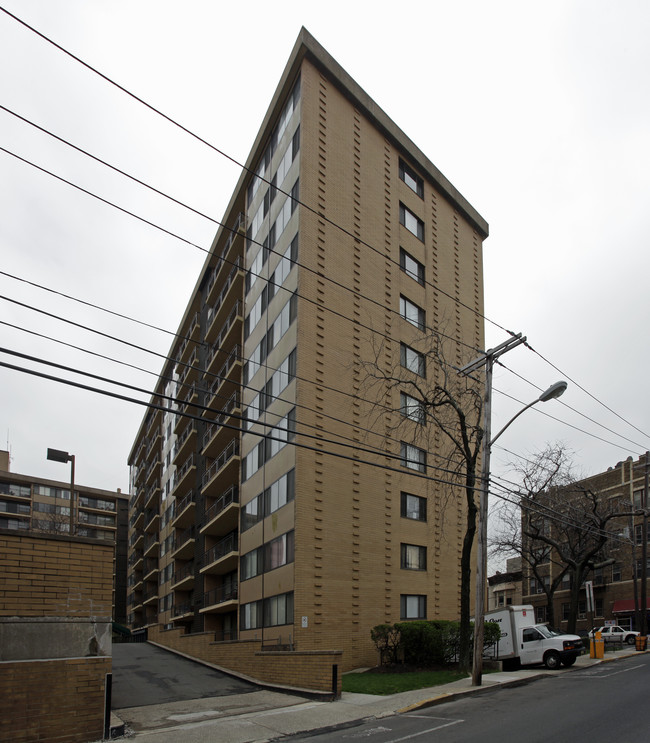 Union Plaza Apartments in Union City, NJ - Foto de edificio - Building Photo