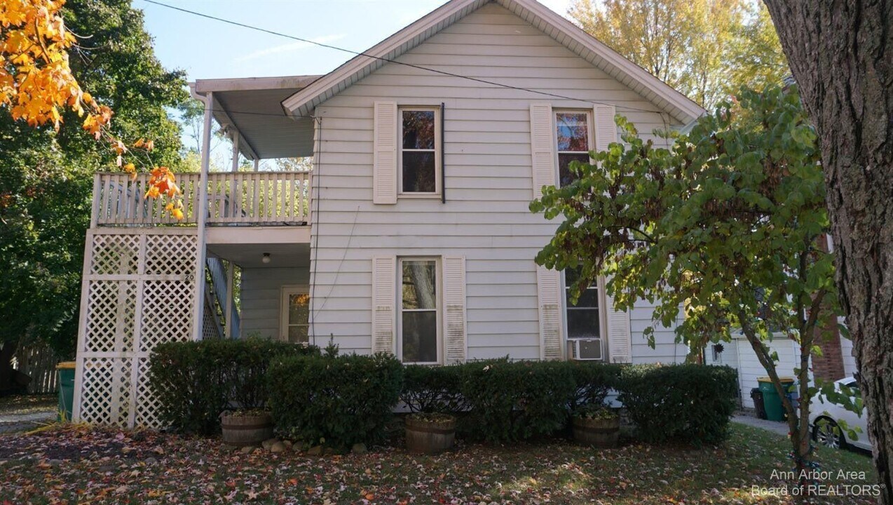 207 W Henry St in Saline, MI - Building Photo