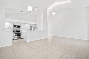 8049 Aberdeen Dr in Boynton Beach, FL - Building Photo