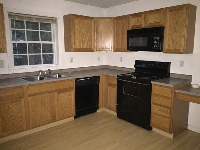 13 Meadow St in Claremont, NH - Building Photo - Building Photo