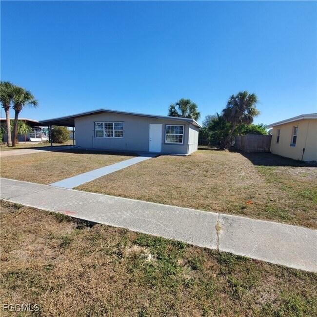 22025 Beverly Ave in Port Charlotte, FL - Building Photo - Building Photo