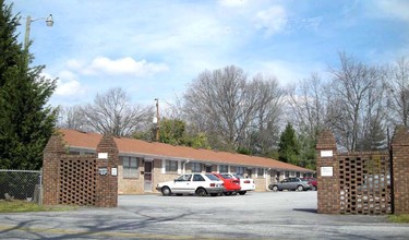 Oakcrest Apartments in Greenville, SC - Foto de edificio - Building Photo