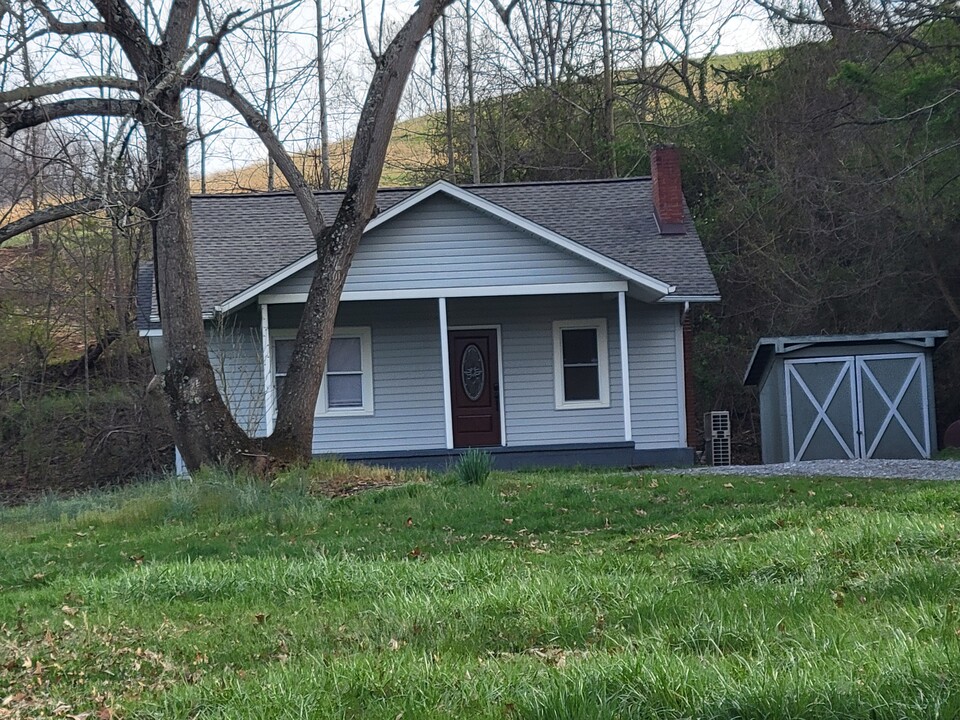 1594 Hospital Dr in Clyde, NC - Building Photo