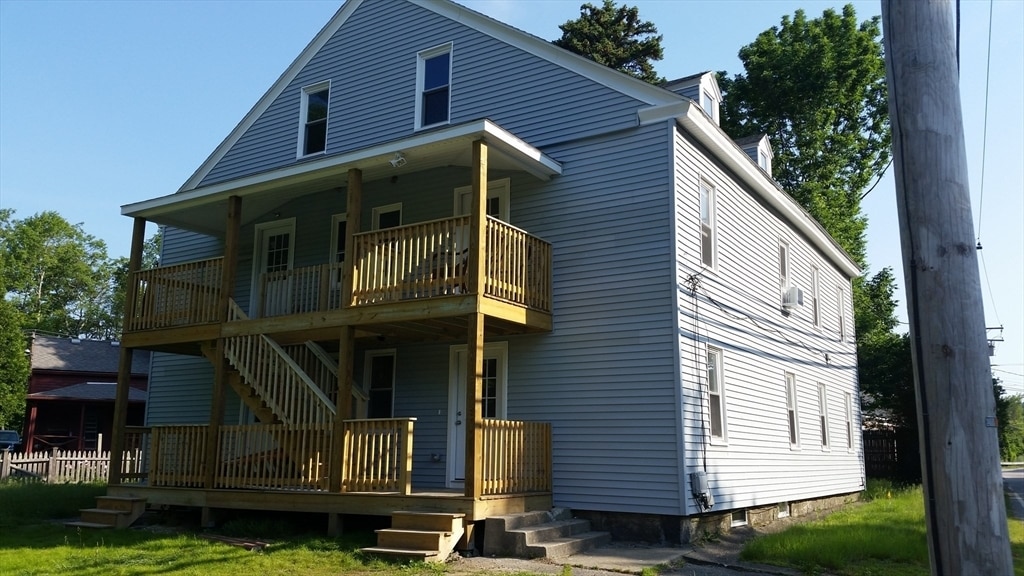 10 Sutton Rd in Millbury, MA - Building Photo