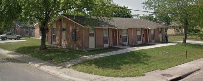 924 Flores St in Sinton, TX - Building Photo - Building Photo