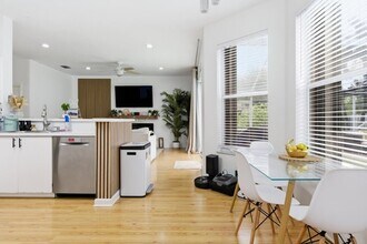 7657 Thornlee Dr in Greenacres, FL - Foto de edificio - Building Photo