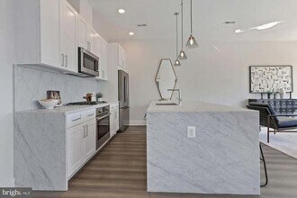 1255 Penn St NE, Unit 2 in Washington, DC - Foto de edificio - Building Photo